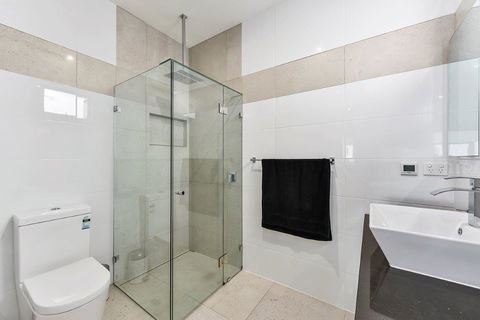 KENNEDY EXECUTIVE TOWNHOUSE - Goulburn Accommodation 7