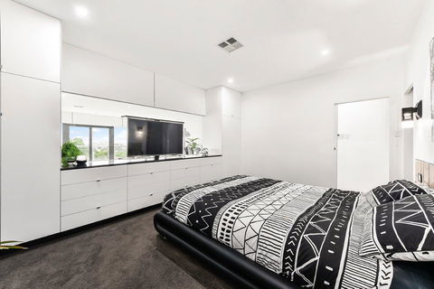 KENNEDY EXECUTIVE TOWNHOUSE - Goulburn Accommodation 20