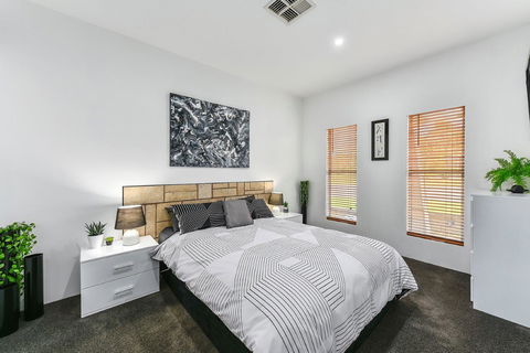 KENNEDY EXECUTIVE TOWNHOUSE - Goulburn Accommodation 4