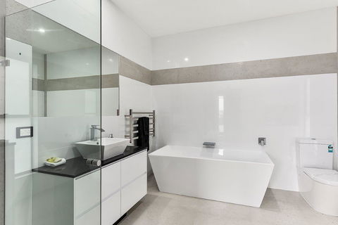 KENNEDY EXECUTIVE TOWNHOUSE - Goulburn Accommodation 1