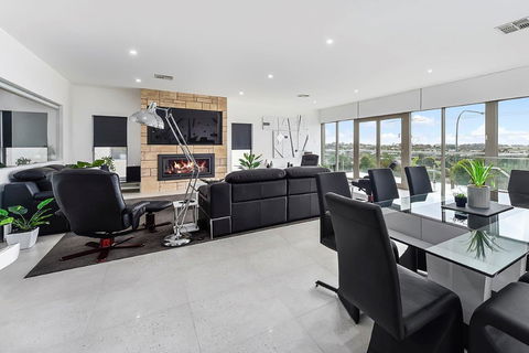 KENNEDY EXECUTIVE TOWNHOUSE - Goulburn Accommodation 19