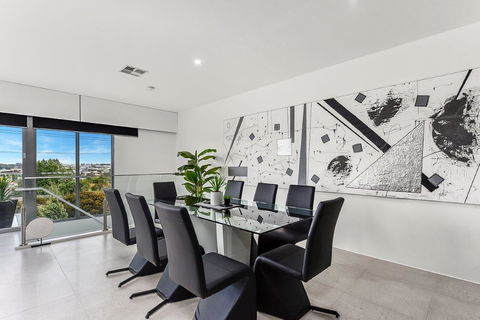 KENNEDY EXECUTIVE TOWNHOUSE - Goulburn Accommodation 10
