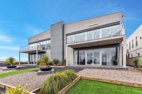 KENNEDY EXECUTIVE TOWNHOUSE - Goulburn Accommodation 15