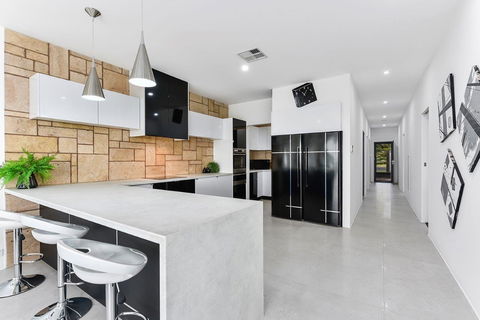KENNEDY EXECUTIVE TOWNHOUSE - Goulburn Accommodation 6