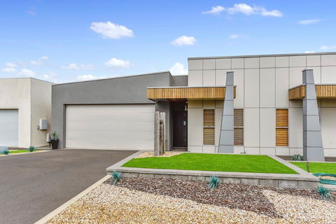 KENNEDY EXECUTIVE TOWNHOUSE - Goulburn Accommodation 9