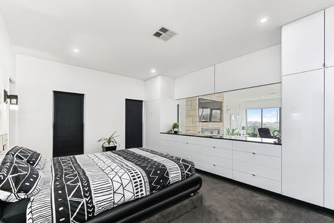 KENNEDY EXECUTIVE TOWNHOUSE - Goulburn Accommodation 11