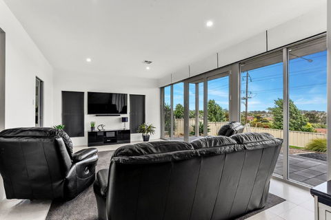 KENNEDY EXECUTIVE TOWNHOUSE - Goulburn Accommodation 14