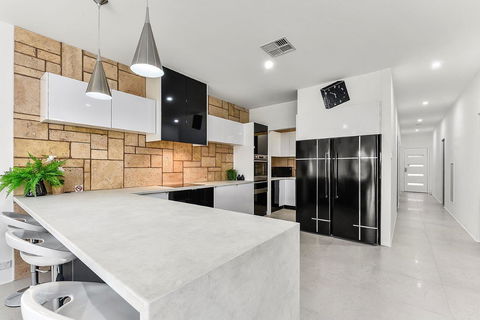 KENNEDY EXECUTIVE TOWNHOUSE - Goulburn Accommodation 12