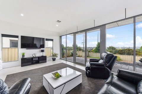 KENNEDY EXECUTIVE TOWNHOUSE - Goulburn Accommodation 18