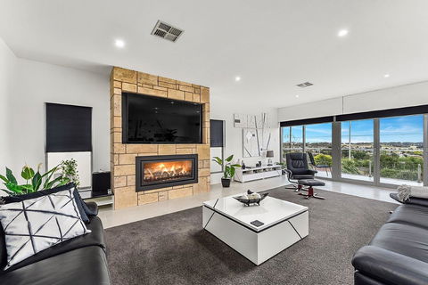 KENNEDY EXECUTIVE TOWNHOUSE - Goulburn Accommodation 0