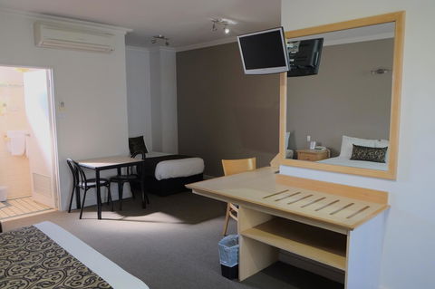 Berri Hotel - Goulburn Accommodation 24