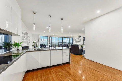 BENGALEE EXECUTIVE TOWNHOUSE- MODERN & STYLISH - Goulburn Accommodation 7
