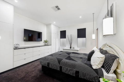 BENGALEE EXECUTIVE TOWNHOUSE- MODERN & STYLISH - Goulburn Accommodation 11