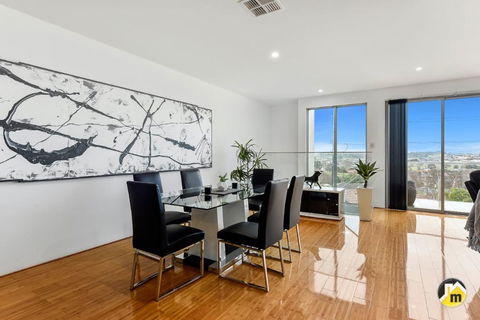 BENGALEE EXECUTIVE TOWNHOUSE- MODERN & STYLISH - Goulburn Accommodation 13