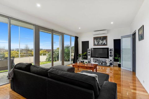 BENGALEE EXECUTIVE TOWNHOUSE- MODERN & STYLISH - Goulburn Accommodation 6