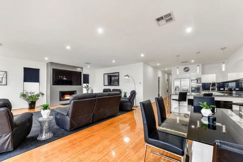 BENGALEE EXECUTIVE TOWNHOUSE- MODERN & STYLISH - Goulburn Accommodation 3