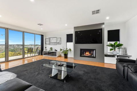 BENGALEE EXECUTIVE TOWNHOUSE- MODERN & STYLISH - Goulburn Accommodation 5