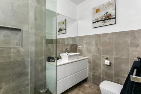 BENGALEE EXECUTIVE TOWNHOUSE- MODERN & STYLISH - Goulburn Accommodation 14