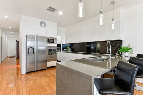 BENGALEE EXECUTIVE TOWNHOUSE- MODERN & STYLISH - Goulburn Accommodation 4