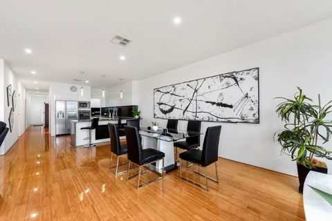 BENGALEE EXECUTIVE TOWNHOUSE- MODERN & STYLISH - Goulburn Accommodation 12