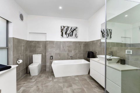 BENGALEE EXECUTIVE TOWNHOUSE- MODERN & STYLISH - Goulburn Accommodation 8