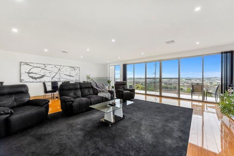 BENGALEE EXECUTIVE TOWNHOUSE- MODERN & STYLISH - Goulburn Accommodation 0