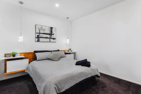 BENGALEE EXECUTIVE TOWNHOUSE- MODERN & STYLISH - Goulburn Accommodation 9