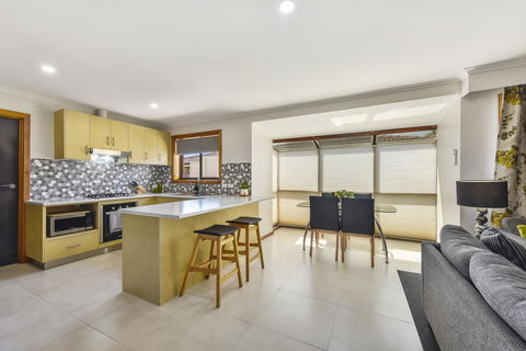 City Four Apartment - Goulburn Accommodation 0