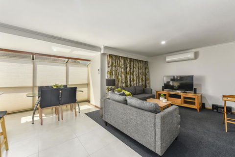 City Four Apartment - Goulburn Accommodation 2