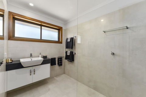 City Four Apartment - Goulburn Accommodation 4