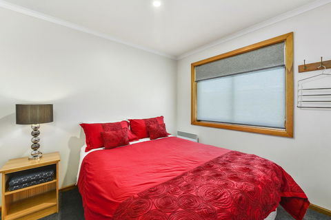 City Four Apartment - Goulburn Accommodation 5