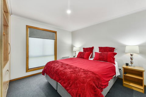 City Four Apartment - Goulburn Accommodation 3