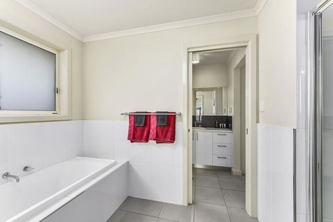 City Fringe Apartment - Goulburn Accommodation 8