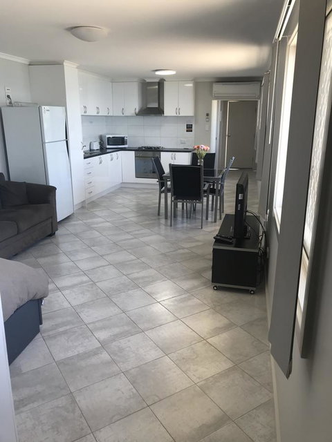 Beachside & Jetty View Apartment 6 - Captain\'s Apt - Goulburn Accommodation 4