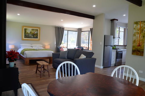 The Floating Forest - Goulburn Accommodation 13