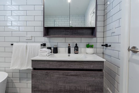 Heritage Townhouse Near Harbour Bridge - Goulburn Accommodation 15