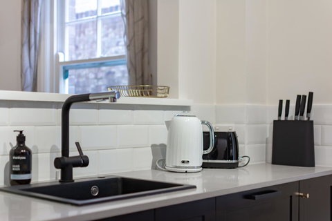 Heritage Townhouse Near Harbour Bridge - Goulburn Accommodation 16