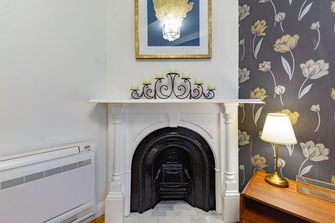 Heritage Townhouse Near Harbour Bridge - Goulburn Accommodation 8