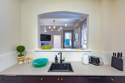 Heritage Townhouse Near Harbour Bridge - Goulburn Accommodation 13