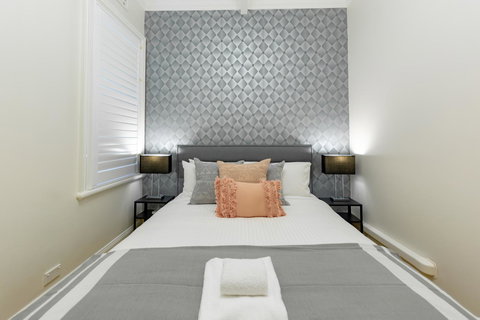 Heritage Townhouse Near Harbour Bridge - Goulburn Accommodation 11