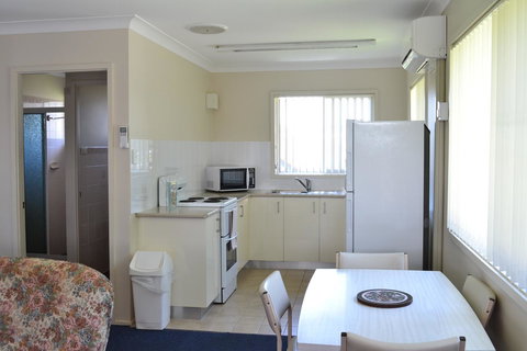 Sundial Holiday Units - Goulburn Accommodation 42