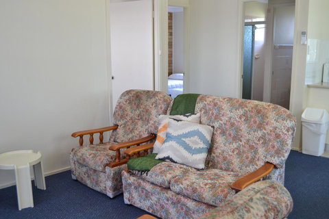 Sundial Holiday Units - Goulburn Accommodation 40