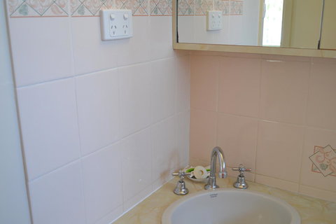 Sundial Holiday Units - Goulburn Accommodation 43