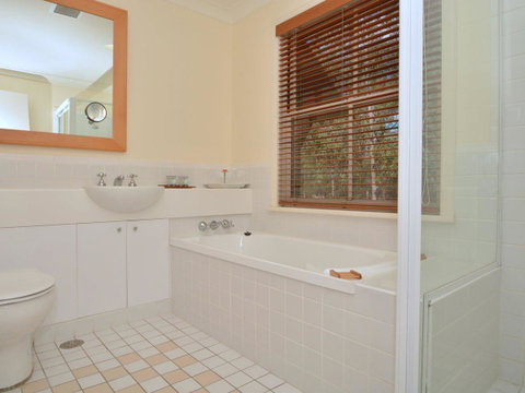 Villa 2br Prosecco Villa Located Within Cypress Lakes Resort - Goulburn Accommodation 13