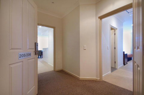 Macquarie Waters Boutique Apartment Hotel - Goulburn Accommodation 7