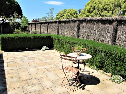 Apple Tree Cottage - Goulburn Accommodation 22