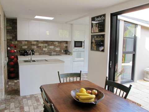 Apple Tree Cottage - Goulburn Accommodation 4