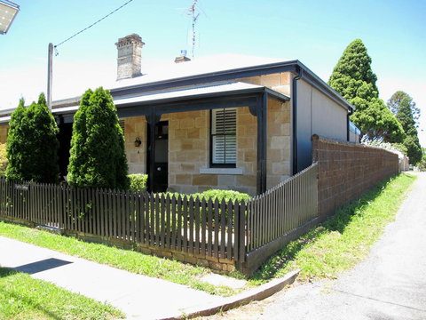 Apple Tree Cottage - Goulburn Accommodation 1