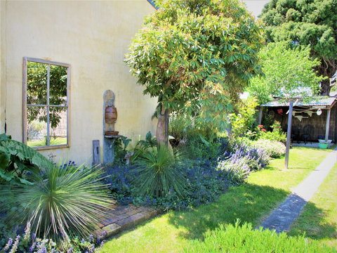 Apple Tree Cottage - Goulburn Accommodation 23