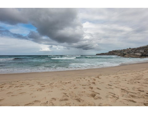 Oceanside Elegance At Superb Home Steps From Sand - Goulburn Accommodation 22